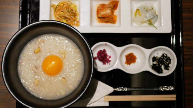天壇の朝定食の参鶏湯粥