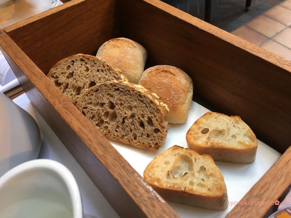 神戸北野ホテル世界一の朝食のパンとフィナンシェ