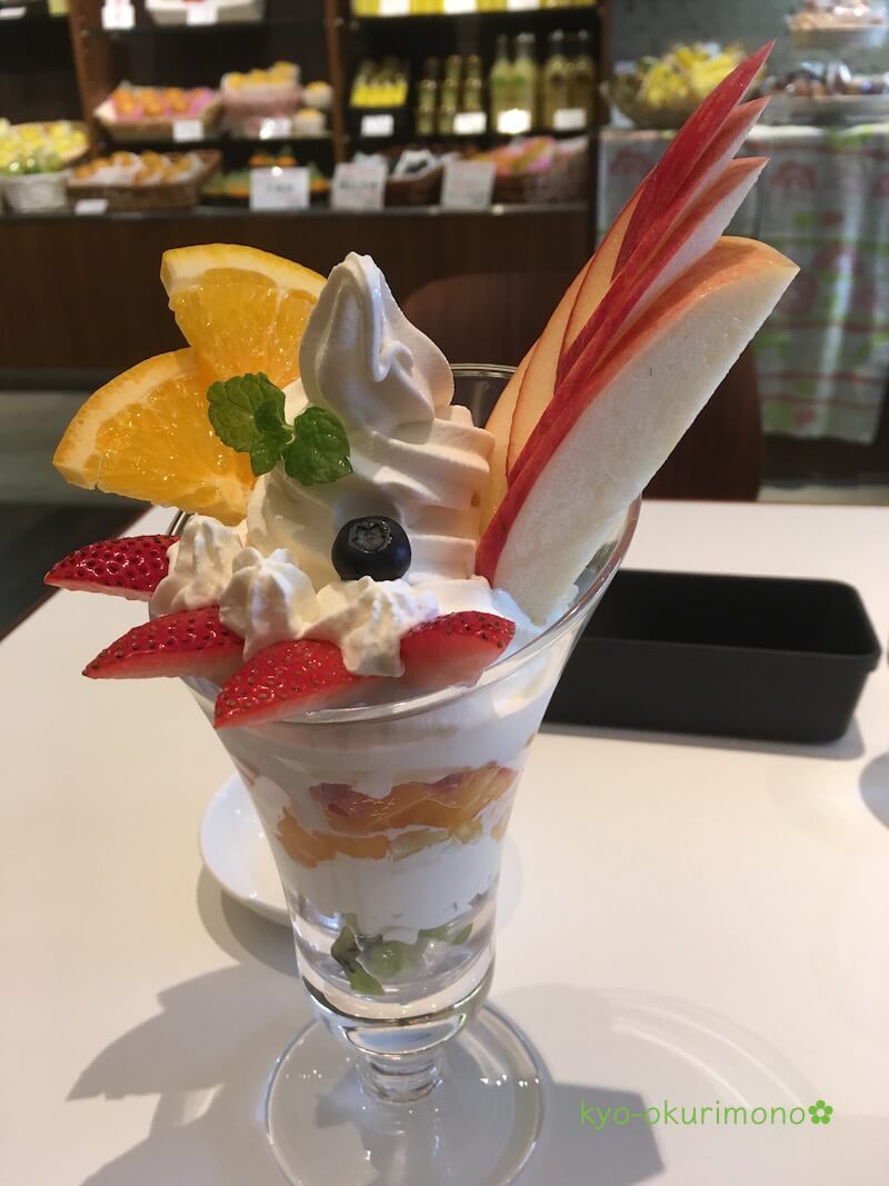 京都のフルーツパーラーホソカワのローズパフェ